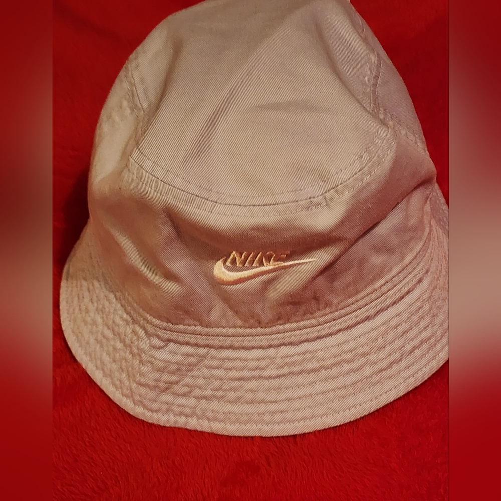 NWT! NIKE BUCKET HAT!